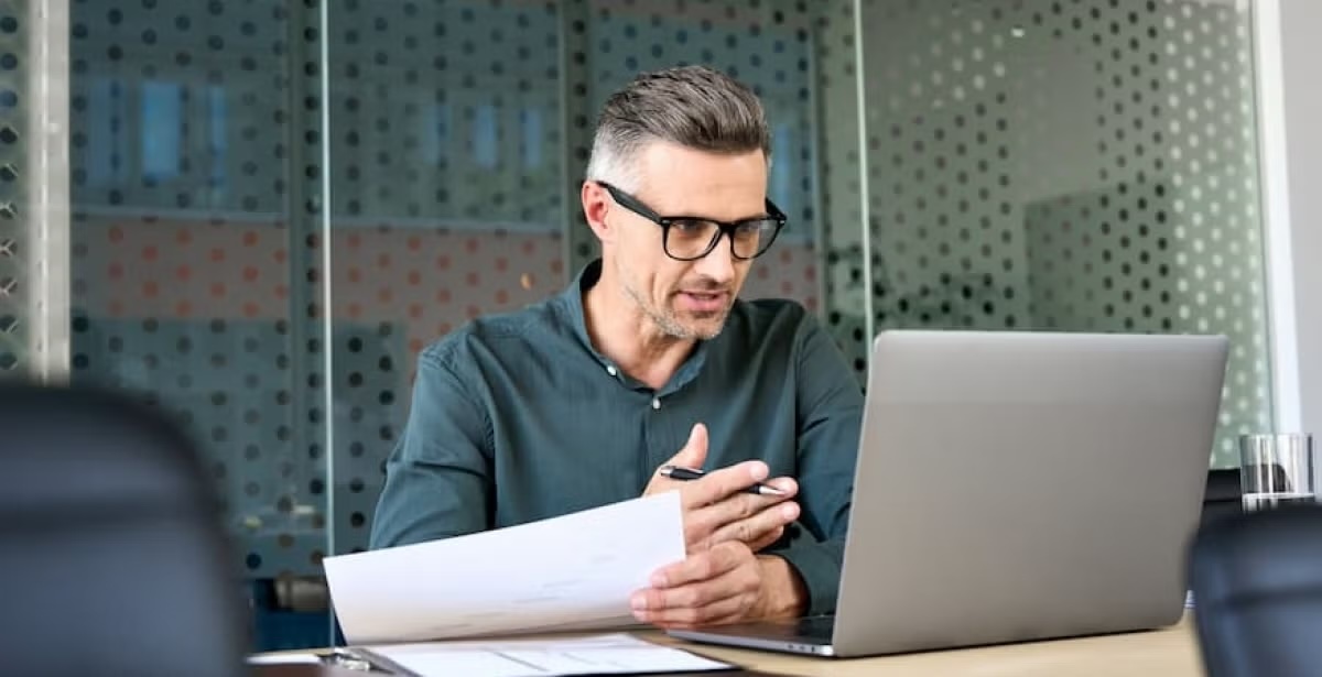 A professional negotiating confidently at work, seeking guidance on requesting a salary increase.